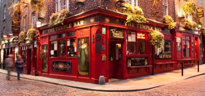 Dublin tem quase 800 bares, o mais famosinho deles, o The Temple Bar.© Attila Tatár| Dreamstime.com