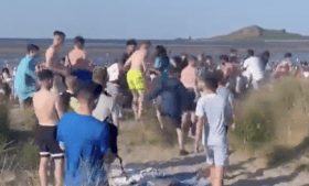 Domingo de sol e calor leva centenas à praia de Dublin e causa confusão