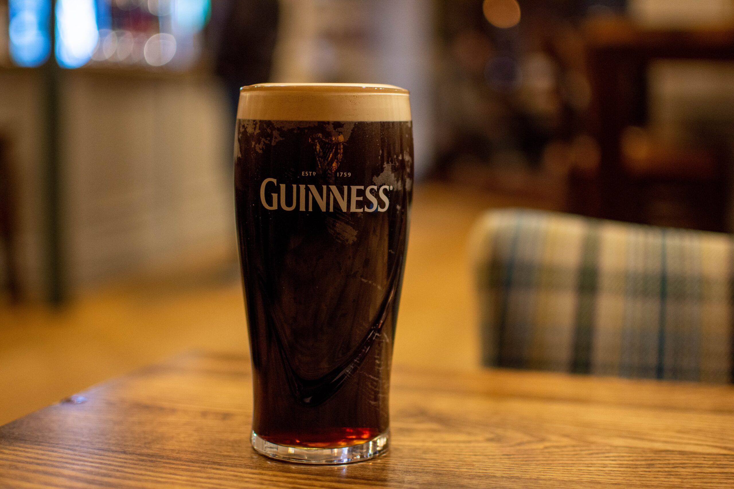 Por que razão o Guinness World Records tem o nome da marca de cerveja?