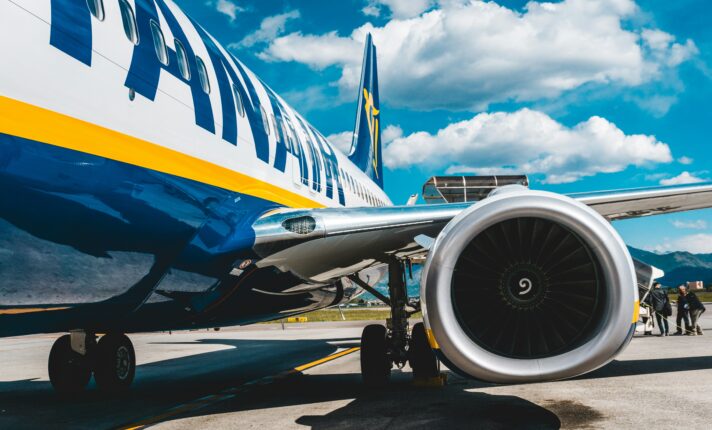 Apagão global afeta voos da Ryanair: cia. Aérea pede que passageiros cheguem 3 horas antes do voo